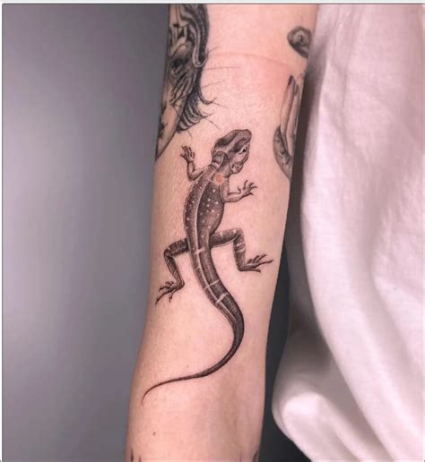 lizard tattoo|Lizard Tattoo Meaning: Personal Stories and。